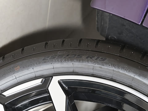 2026�� 225i M�˶���ҹ��װ