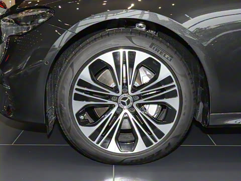 2025�� �Ŀ� E 300 L ������