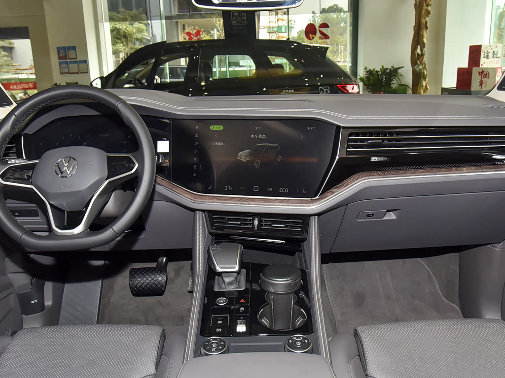 Volkswagen Touareg III Рестайлинг, Внедорожник 5 дв.: фото поколения