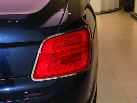 2026�� 4.0T V8 Mulliner