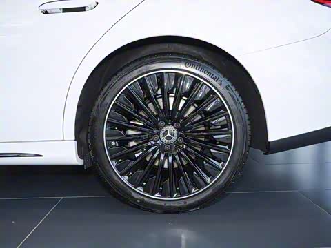 2025�� �Ŀ� E 300 �������˶���