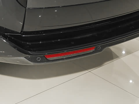 2026�� 3.0 L6 400PS SE�����