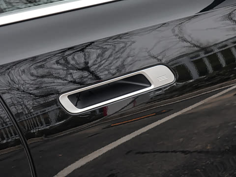 2026�� �Ŀ� 740Li ������ M�˶���װ