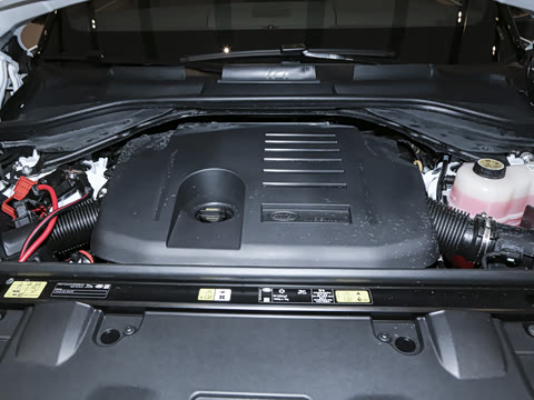 2026�� 3.0 L6 400PS SE�����