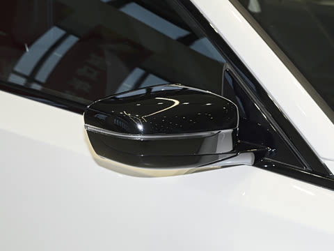 2026�� 225i M�˶���ҹ��װ