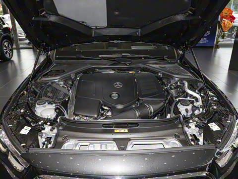 2025�� �Ŀ� E 300 L ������