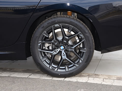 2026�� 330Li ������ M�˶���ҹ��װ