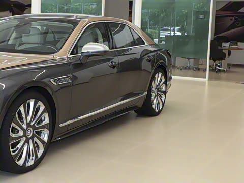 2026�� 4.0T V8 Mulliner