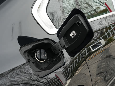 2026�� �Ŀ� 740Li ������ M�˶���װ