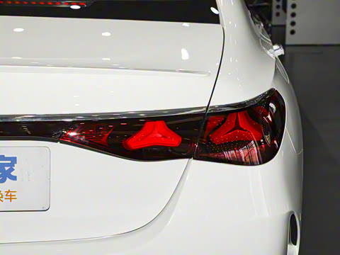 2025�� �Ŀ� E 260 �˶���