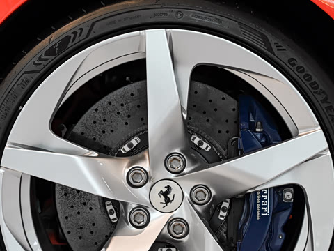 2026�� 3.9T V8 Spider