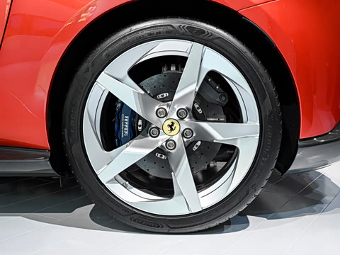 2026�� 3.9T V8 Spider