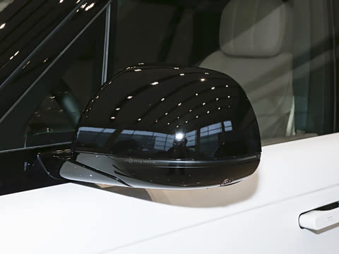 2026�� 3.0 L6 400PS SE�����