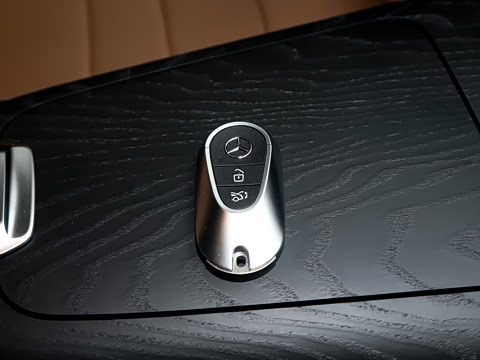 2026�� �Ŀ� E 300 L �����˶���