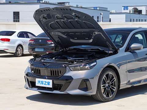 2026�� �Ŀ� 525Li M�˶���װ