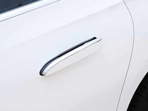 2026�� �Ŀ� E 300 L �����˶���