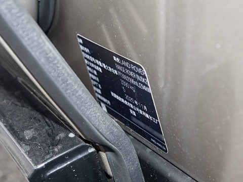 2026�� 3.0 L6 400PS SE�����