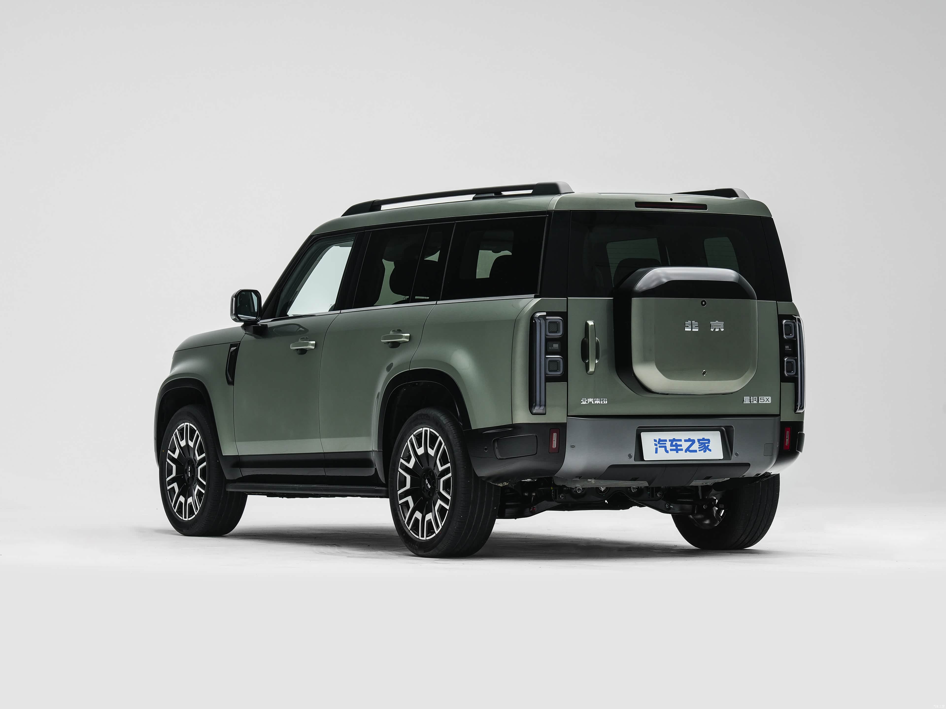 BAIC Xingtan 5X сзади, запасное колесо на двери