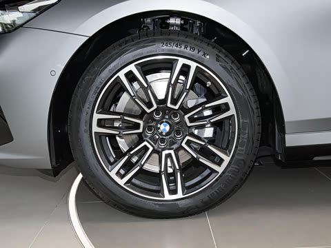 2025�� 525Li M�˶���װ