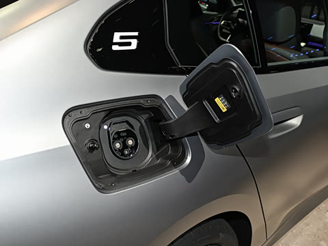 2026�� �Ŀ� xDrive 50L M�˶���װ
