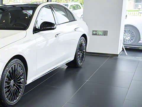 2025�� �Ŀ� E 300 �������˶���