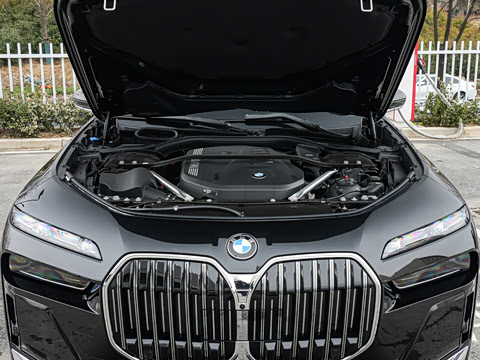 2026�� �Ŀ� 740Li ������ M�˶���װ