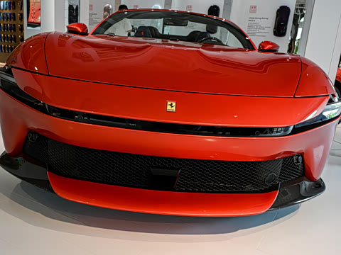 2026�� 3.9T V8 Spider