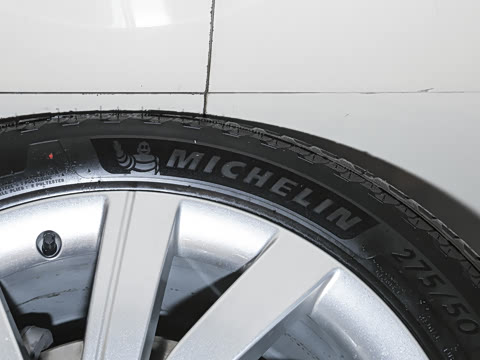 2026�� 3.0 L6 400PS SE�����