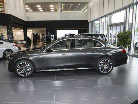 2025�� �Ŀ� E 300 L ������