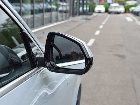 2025�� sDrive25i M�˶���װ