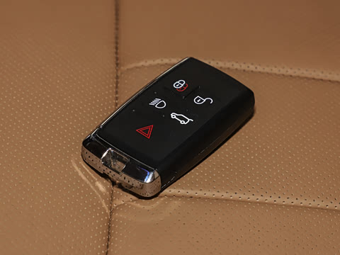 2025�� 4.4 V8 SV���ٴ����ӳ��� 4��