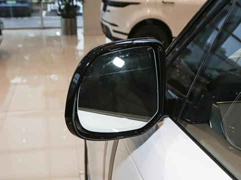 2026�� 3.0 L6 400PS SE�����