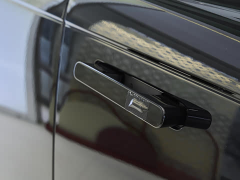 2026�� 3.0 L6 400PS SE�����