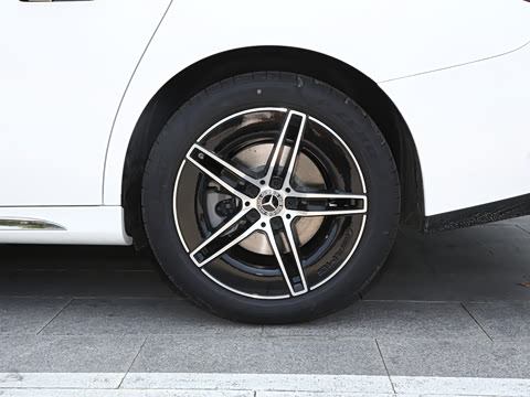 2026�� �Ŀ� E 300 L �����˶���