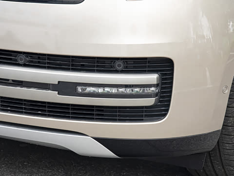 2026�� 3.0 L6 400PS SE�����