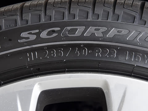 2026�� 3.0 L6 400PS SE�����