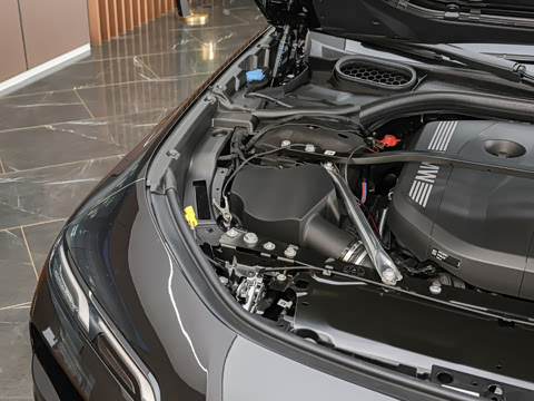 2026�� �Ŀ� 735Li M�˶���װ