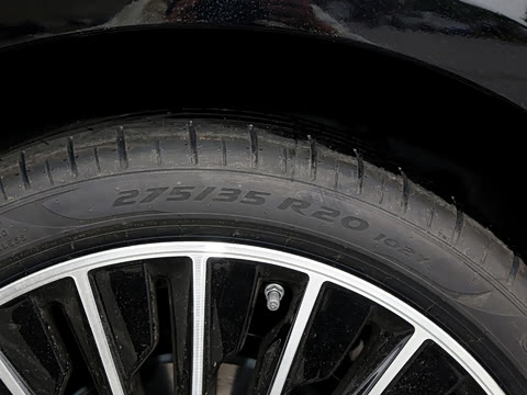 2026�� �Ŀ� E 300 L �����˶���