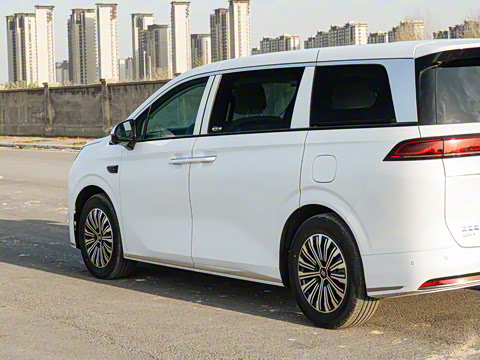 2026 DM-i 1.5T 218KM Խ