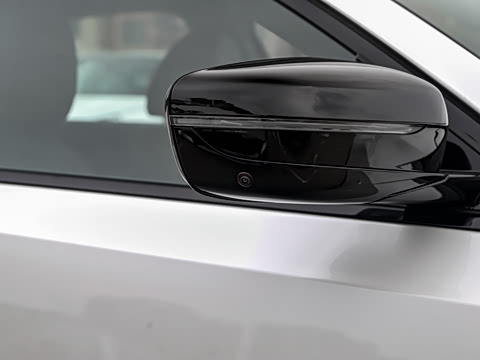 2026�� 330Li ������ M�˶���ҹ��װ