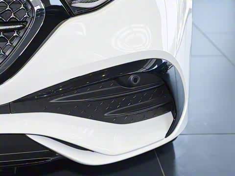 2025�� �Ŀ� E 300 �������˶���