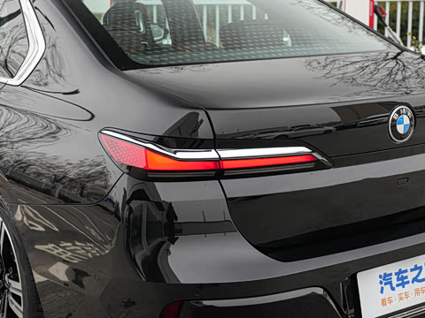 2026�� �Ŀ� 740Li ������ M�˶���װ