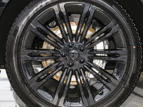 2026�� 3.0 L6 400PS SE�����