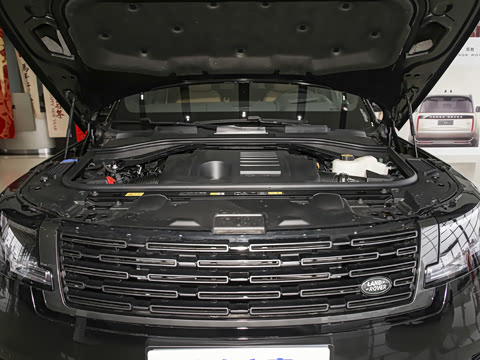 2026�� 3.0 L6 400PS SE�����