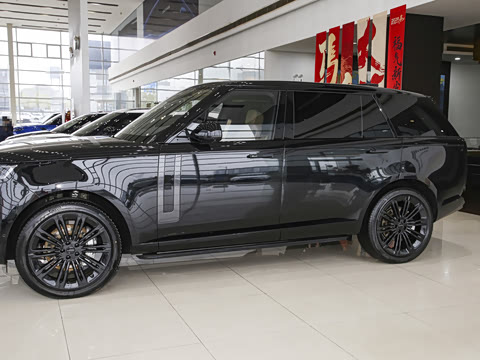 2026�� 3.0 L6 400PS SE�����