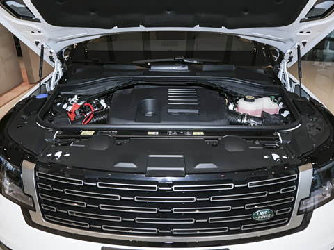 2026�� 3.0 L6 400PS SE�����