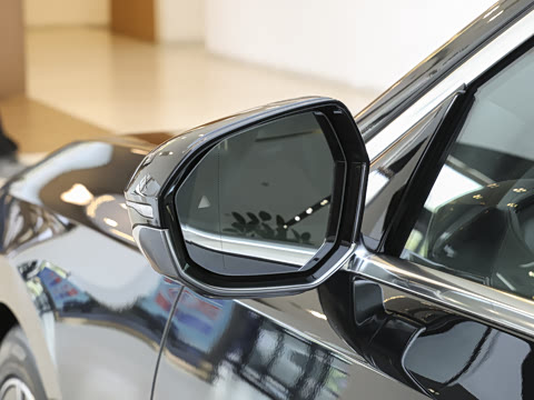 2026�� �Ŀ� 735Li M�˶���װ