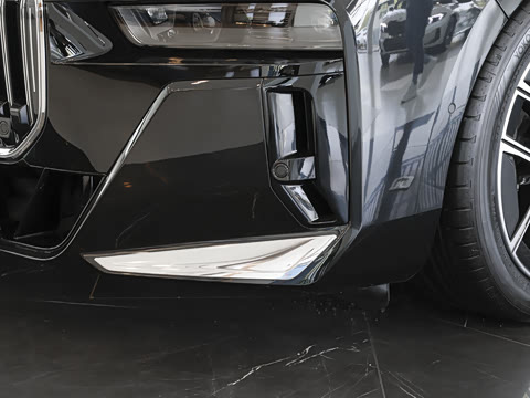 2026�� �Ŀ� 735Li M�˶���װ