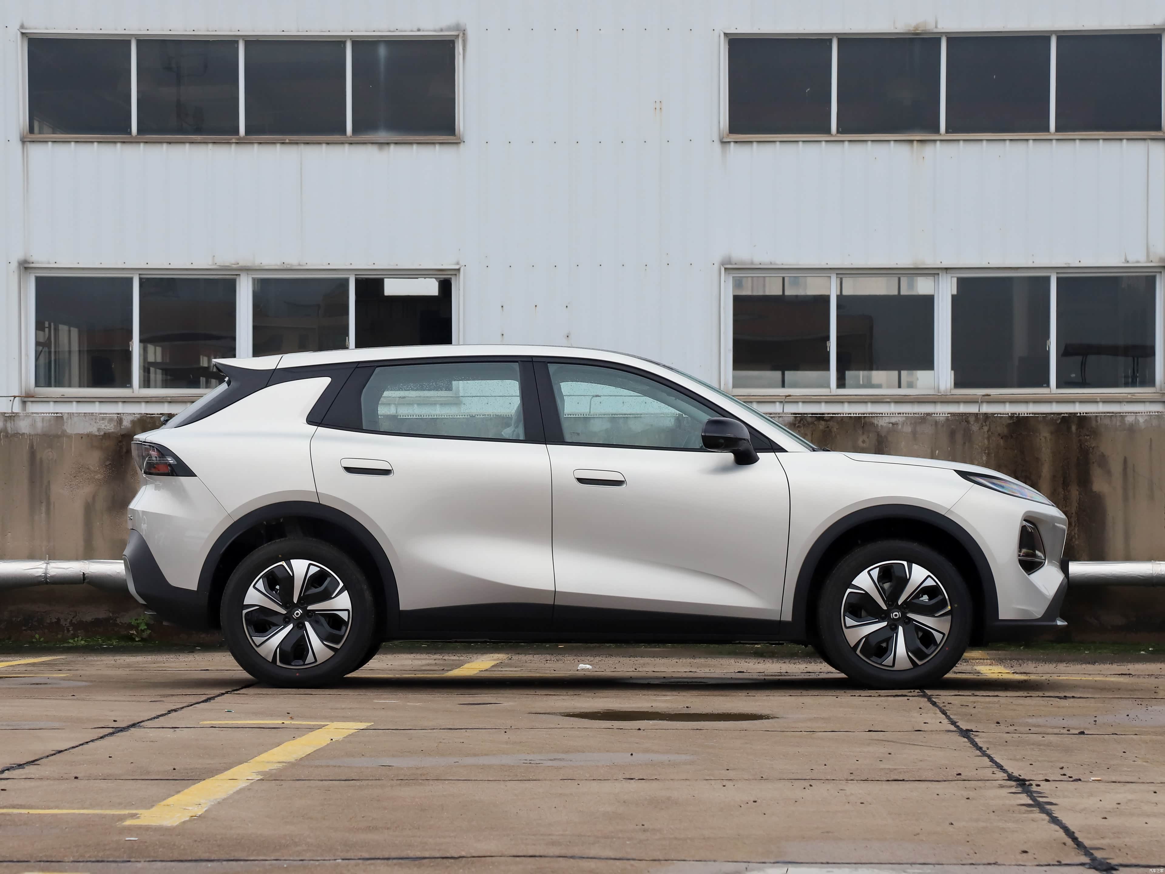 Changan Qiyuan Q05 — строго в профиль