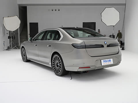 2027�� 740L �����